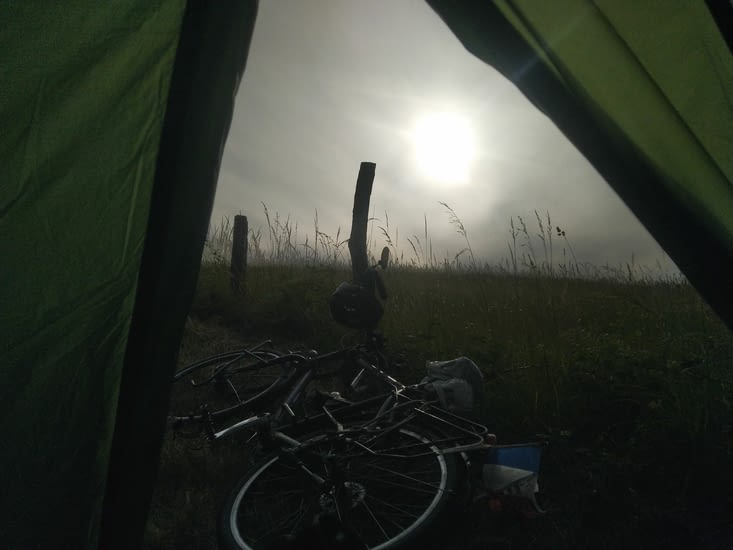 Couché de soleil sous la brume depuis ma tente