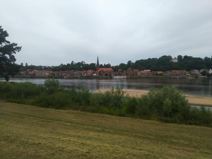 La ville de Lauenburg le long de l'Elbe