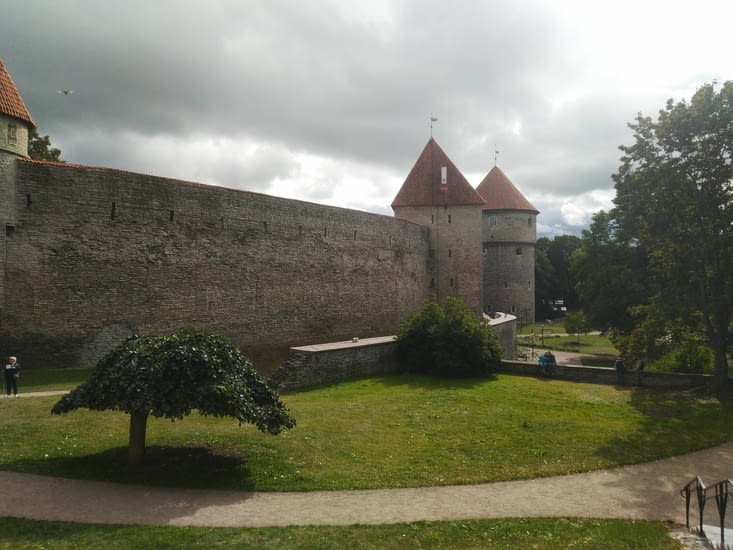 Les fortifications qui délimitent la vieille ville de Tallinn