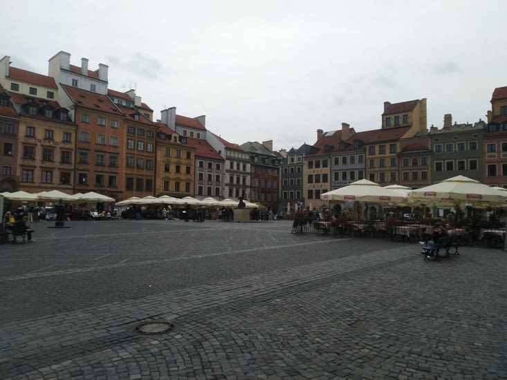 La vieille ville de Varsovie entourée de rempart