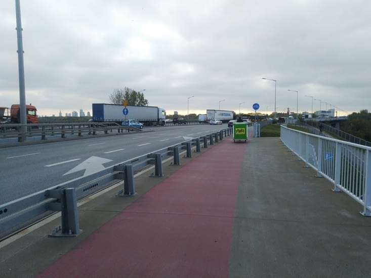 Matthias et sa remorque qui arrivent en ville !