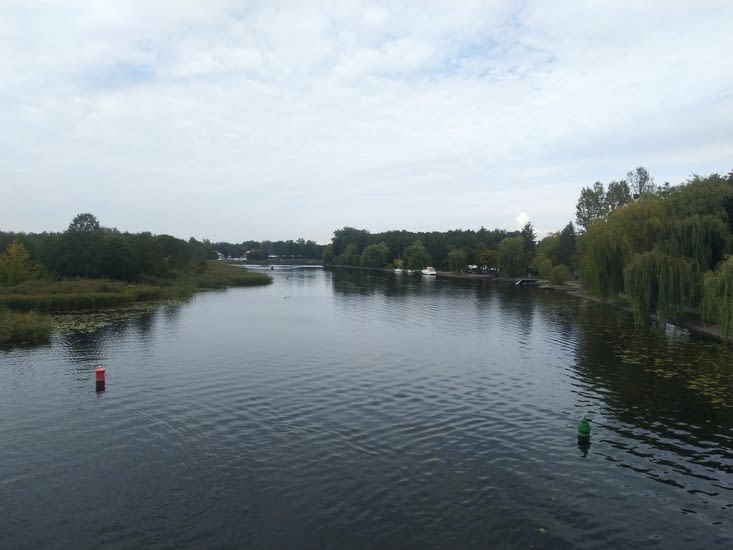 Traversée du fleuve qui passe à Augustow