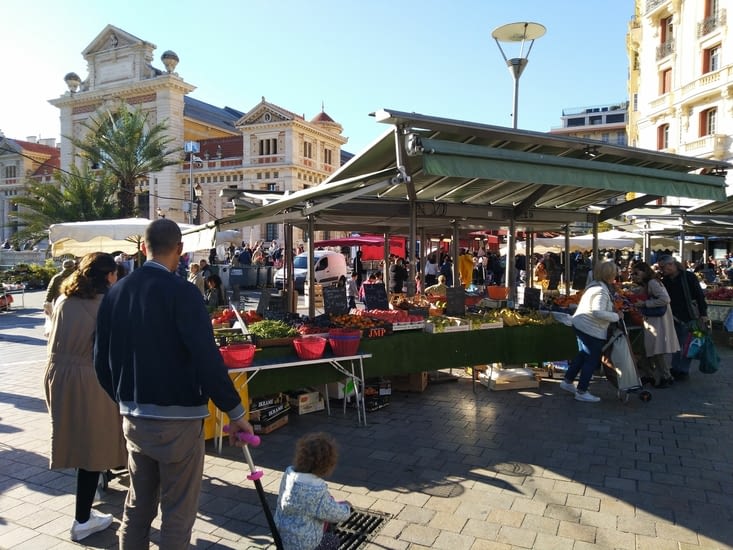 Dimanche matin : marché provençal