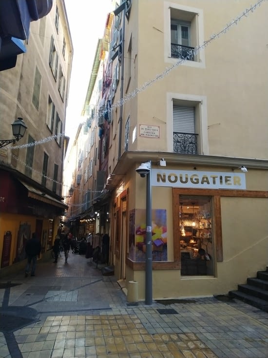 Le vieux Nice, ses belles couleurs, ses nombreux commerces et ruelles étroites !