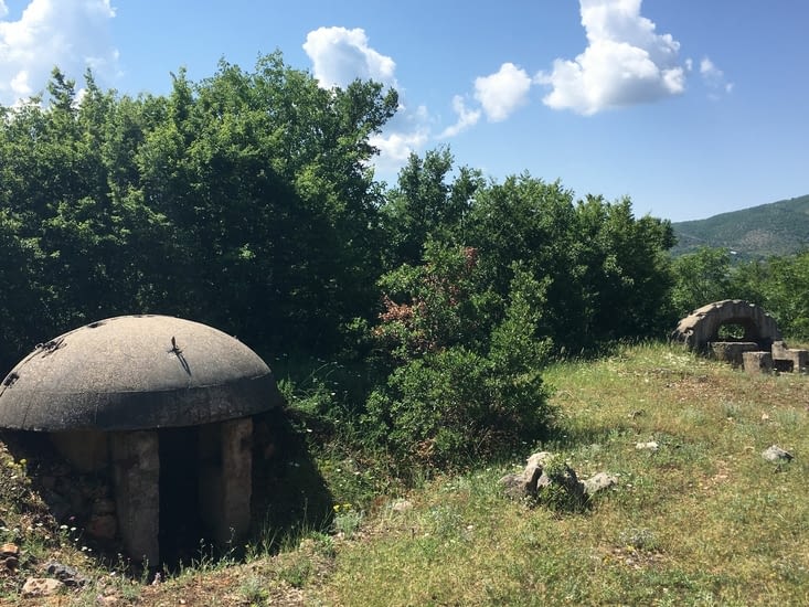 Un des innombrables blockhaus qui parsèment la campagne albanaise