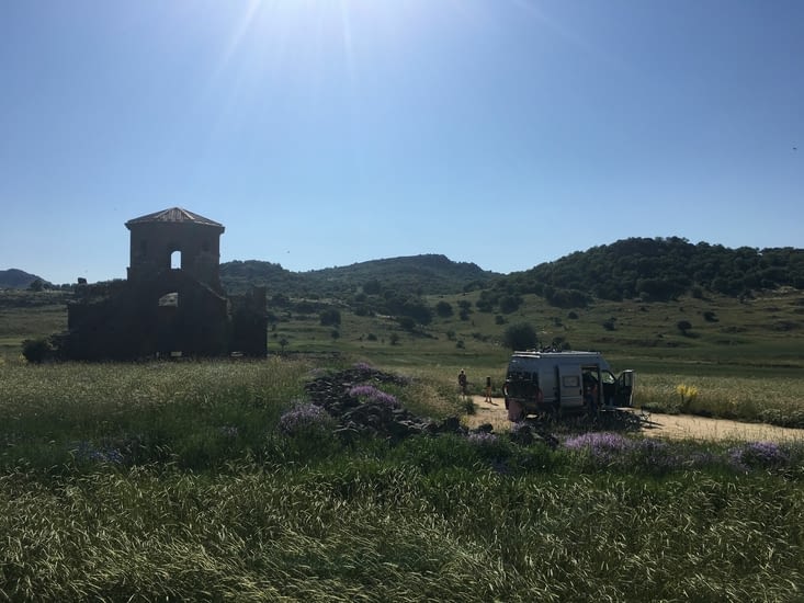 Bivouac tranquille près d’une ancienne église au milieu des champs, Cappadoce