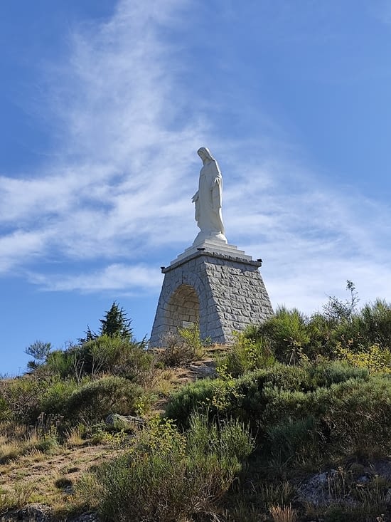 Statue de Notre Dame du Gevaudan qui surplombe Saugues