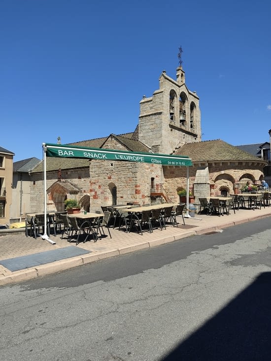 Place du village où nous avons mangé et l'église