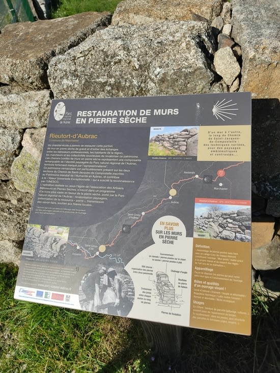 Explication de ces murs en pierre ('j'espère que vous pouvez zoomer pour lire)