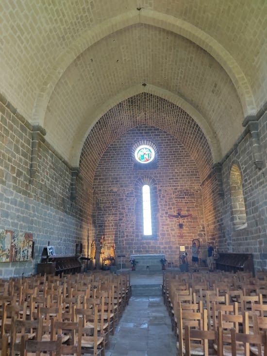 Intérieur de l'église d'Aubrac où quelques jeunes chantaient des chants religieux