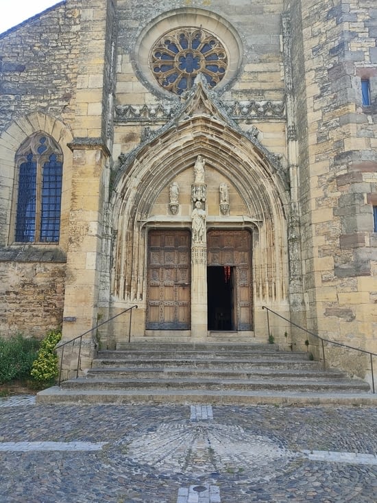 L'entrée de l'église gothique, vous avez remarqué la coquille ?