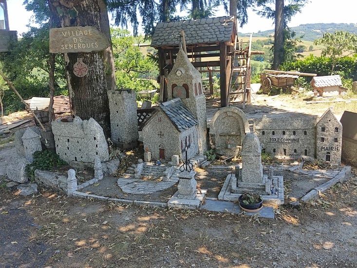 Devant notre gîte une reproduction du village