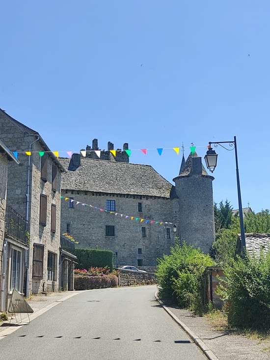 Senergues avec son château