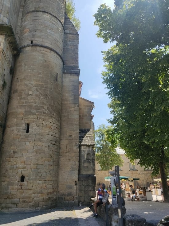 Abbaye de Figeac et le marché sur place