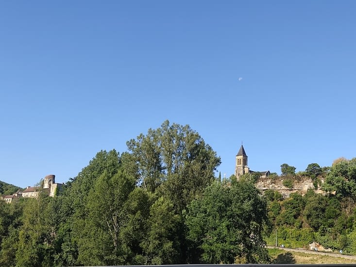 Village sur le chemin