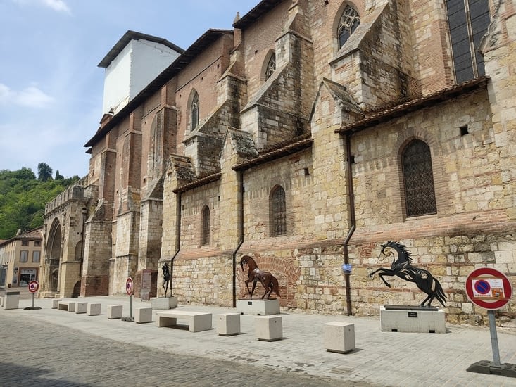 L'Abbaye avec une expo de statues de chevaux devant