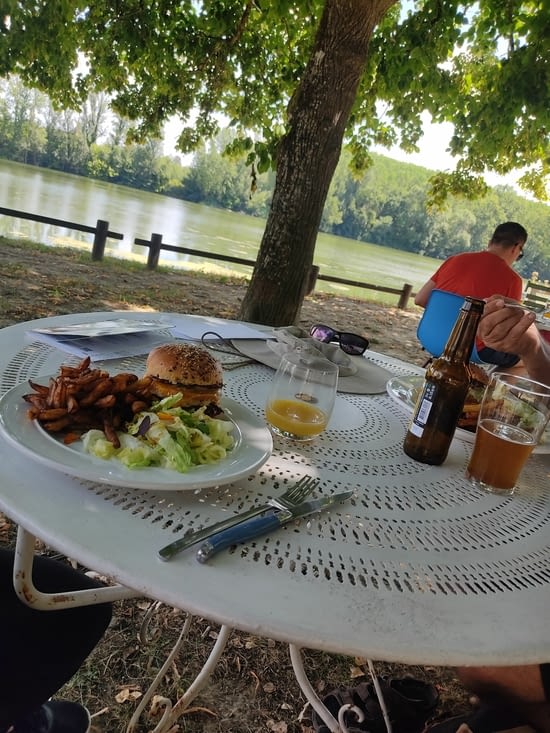 Bon repas au bord de l'eau 😋