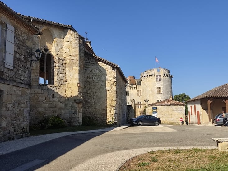 A gauche les ruines de l'église et en face le château de St Antoine