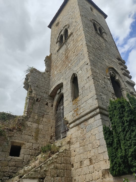 La tour du cardinal en ruines les pierres ont servi pendant la révolution