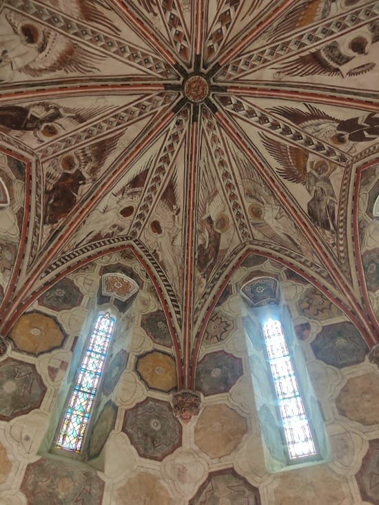 Le plafond de la chapelle avec les anges du jugement dernier