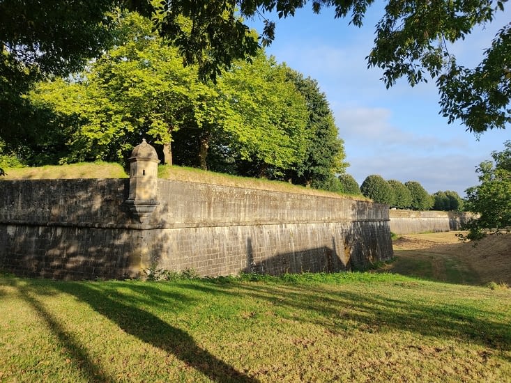 Les remparts de Navarrenx ville fortifiée (comme Neuf brisach en Alsace)