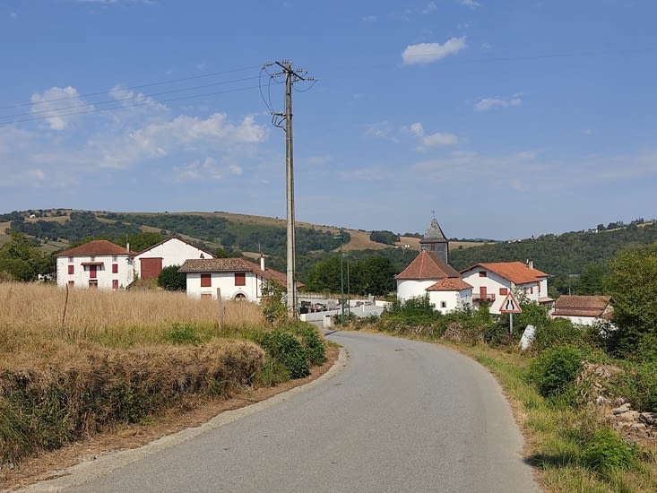 Petit village basque avec son église blanche
