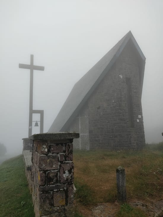 Croix et chapelle avec les ruines d'un ancien refuge pour les pèlerins