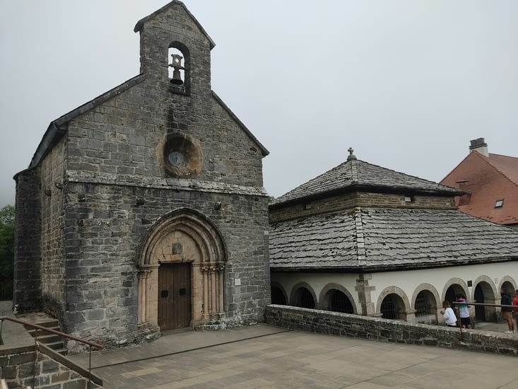 Encore une petite église et le cloître à Roncevaux