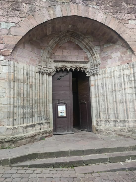 L'entrée de l'église de St Jean