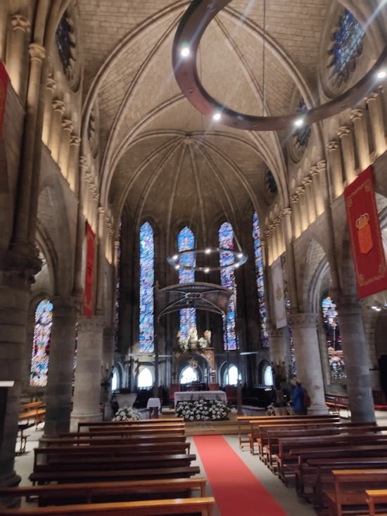 L'intérieur de l'église de Roncevaux, magnifique