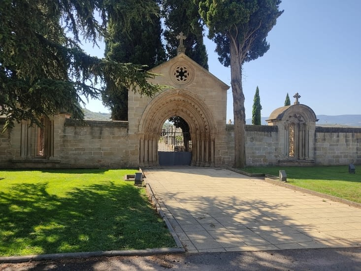 Porte romane d'un cimetière (12e siècle)