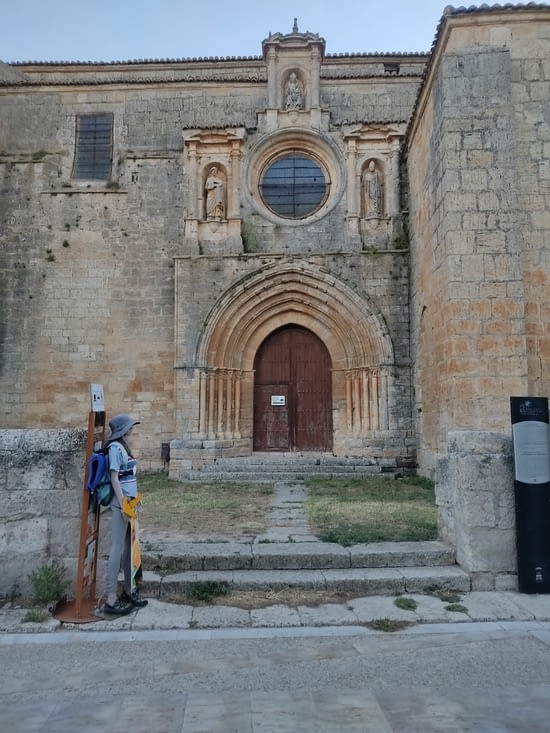 Nous avons mangé en face de cette église