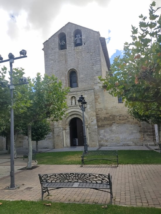 Nous avons mangé en face de cette église