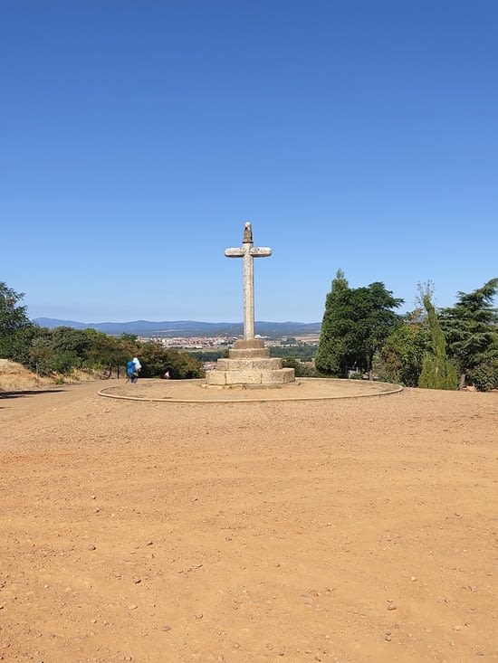 La croix, Astorga et les montagnes au fond