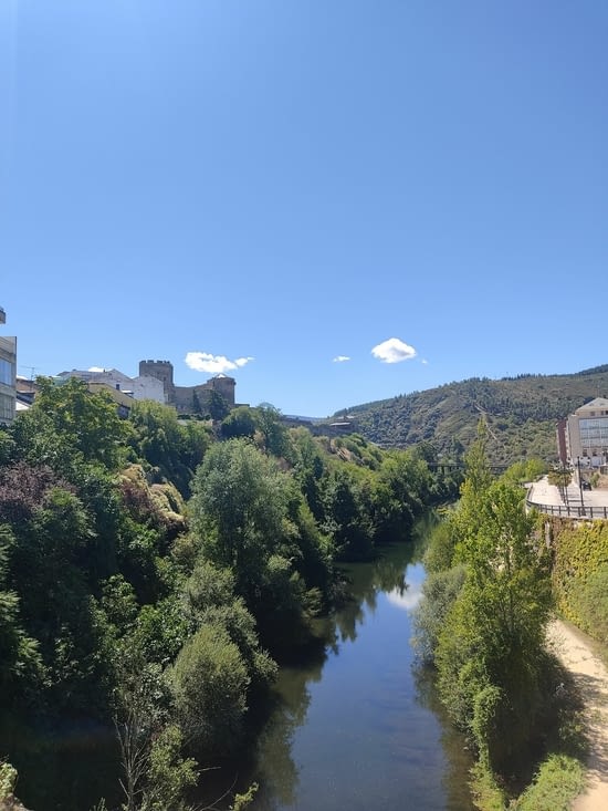 Le château a gauche et les montagnes