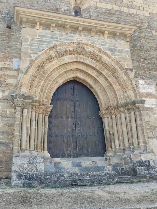 Le beau tympan de l'église de Villafranca