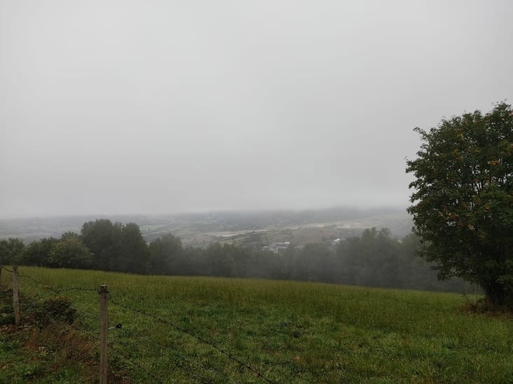 On aperçoit la vallée