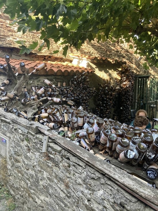 Tout le décor est fait de centaines de bouteilles de bière