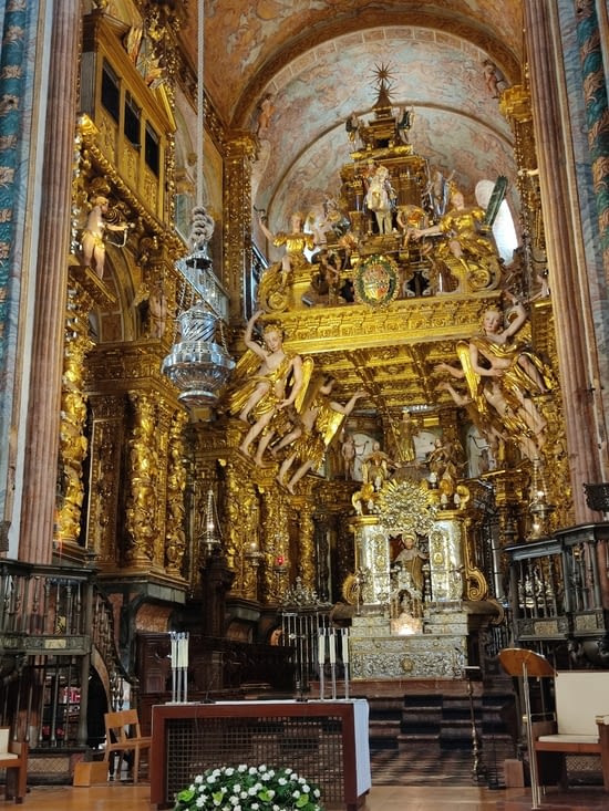 La cathédrale est richement décorée