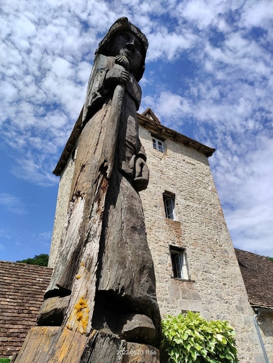 La statue de Saint-Jacques à l'entrée de l'abbaye d'Espagnac
