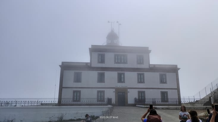 Le phare sous la brume