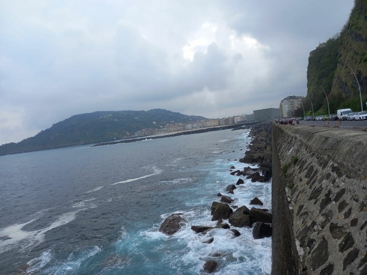 Apres s'être garé. On commence par une magnifique vue sur la mer 🌊