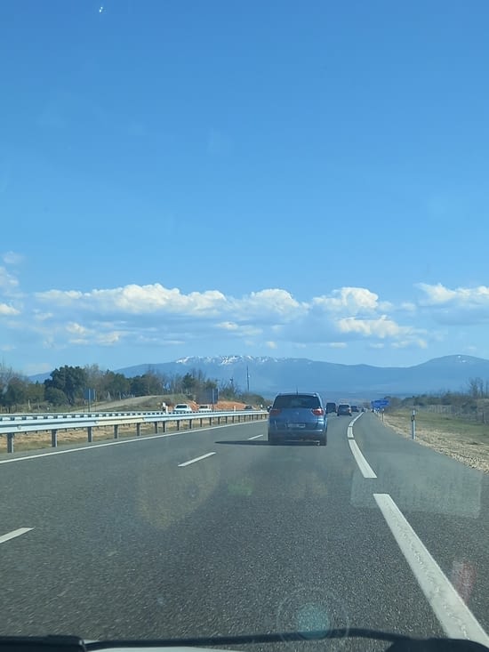 On remarque que c'est très montagneux