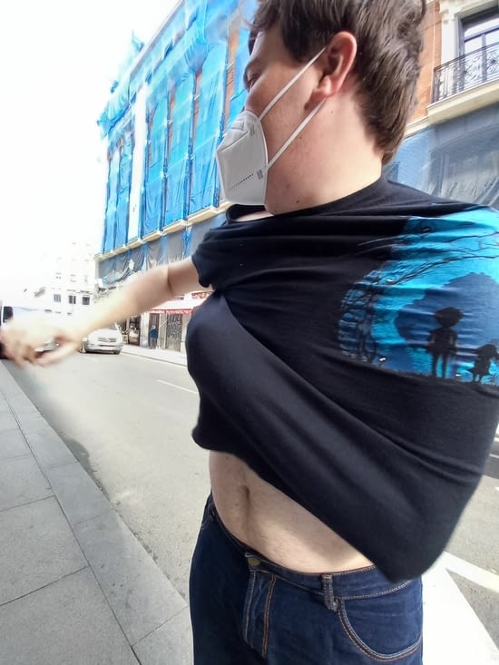 Guillaume a mis son t-shirt à l'envers, donc il le change en plein milieu de la rue !