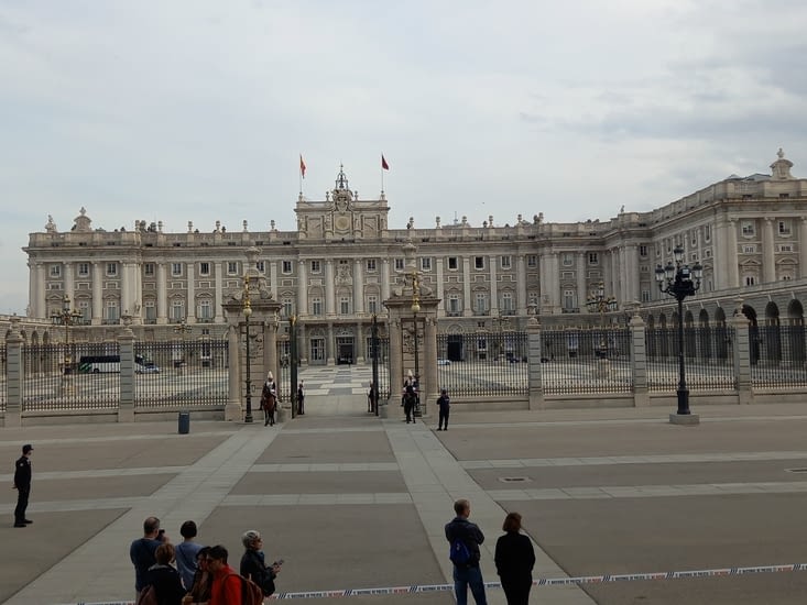 Le Palais Royale tellement  gardés que tout le périmètre  est bouclé !