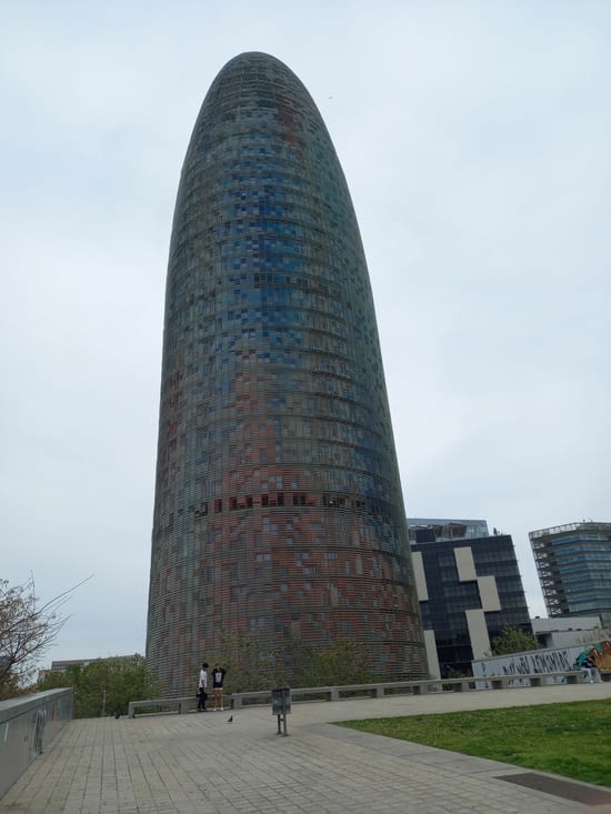La tour d'Agbar, qui ressemble à un cornichon ou un suppositoire géant🤣