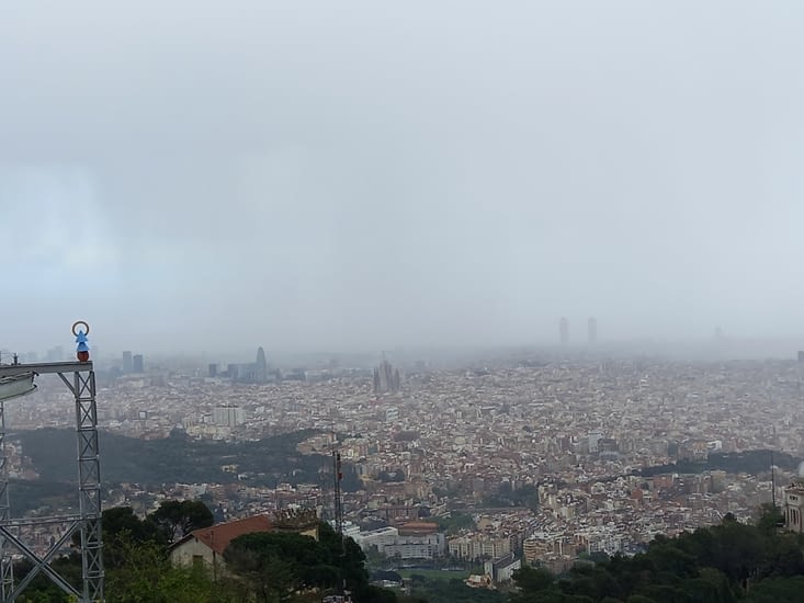 L'éclaircie n'est que temporaire, la grissaile recouvre encore Barcelone.