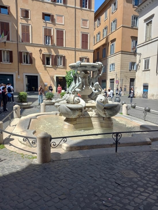 Il y a régulièrement  des fontaines dans les petites rues de Rome