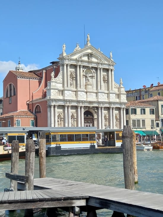 Même leurs arrêts de "bus" (bateau équivalent > vaporette) sont trop stylé  !!