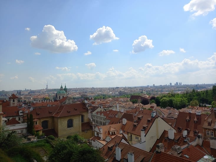 Une vue des hauteurs de Prague